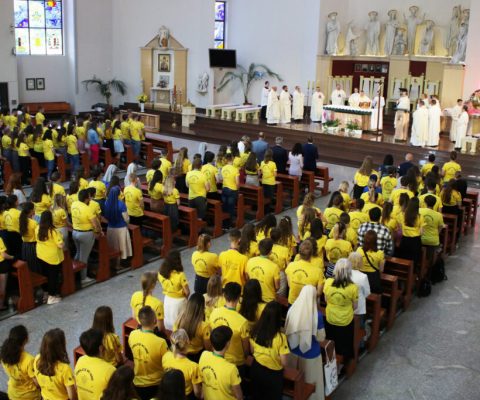 Zdjęcie członków Fundacji Dzieło Nowego Tysiąclecia podczas Mszy świętej.