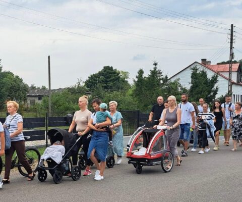 Obrazek dekoracyjny wpisu: Małżeństwa i rodziny pielgrzymowały do sanktuarium w Prostyni