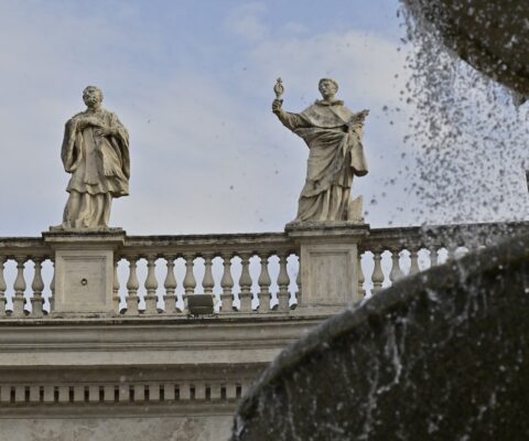 Obrazek dekoracyjny wpisu: He has been watching the popes for centuries