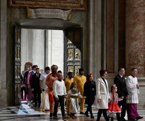 Obrazek dekoracyjny wpisu: Thousands of pilgrims pass through the Holy Doors in Rome