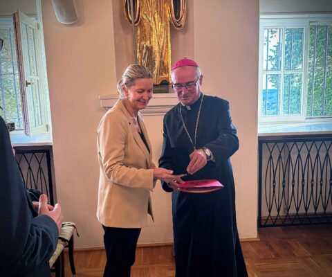 Obrazek dekoracyjny wpisu: Badaczka polskich śladów w Austrii: Joanna Łukaszuk-Ritter uhonorowana medalem