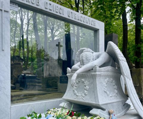 Obrazek dekoracyjny wpisu: Pregnancy and Infant Loss Awareness Day: Remembrance, Prayer, and Support for Bereaved Parents