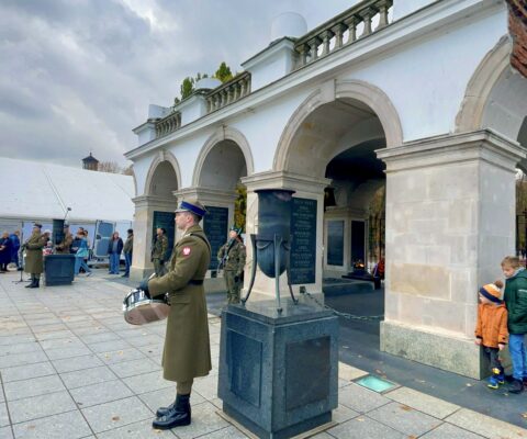 Obrazek dekoracyjny wpisu: A Lengyel Ismeretlen Katona Síremléke Varsóban 100 éves