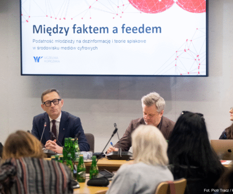 Obrazek dekoracyjny wpisu: Jugendliche im Sog der Desinformation – alarmierender Bericht im Sejm vorgestellt