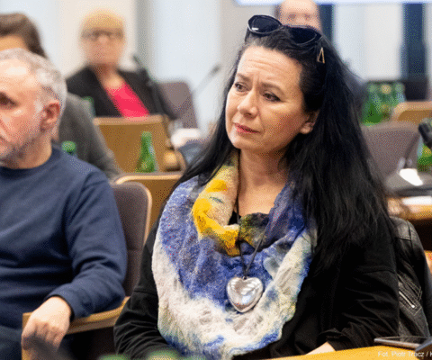 Obrazek dekoracyjny wpisu: Los jóvenes se hunden en la desinformación: en el Sejm, un informe alarmante