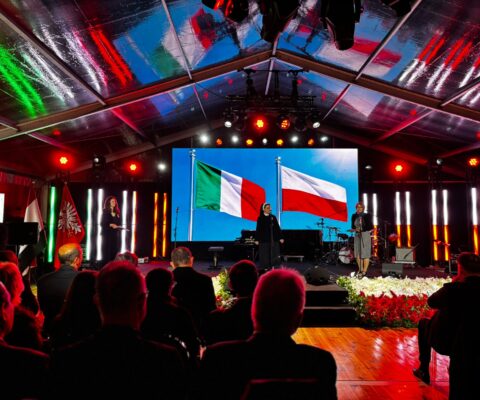 Obrazek dekoracyjny wpisu: Canti nazionali, cucina polacca e spirito di comunità