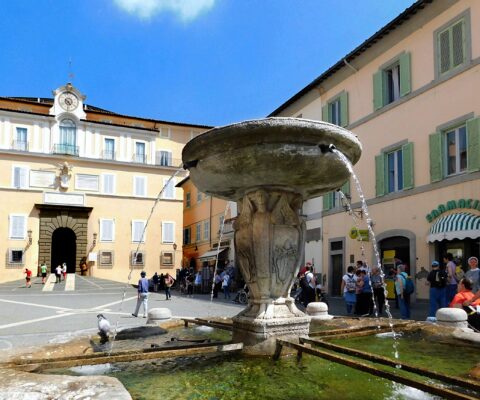 Obrazek dekoracyjny wpisu: Castel Gandolfo y la huella polaca. El párroco habla de las tradiciones papales